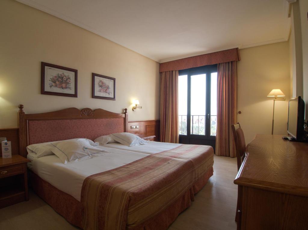 Кровать или кровати в номере Hotel Zentral Center - Adults only