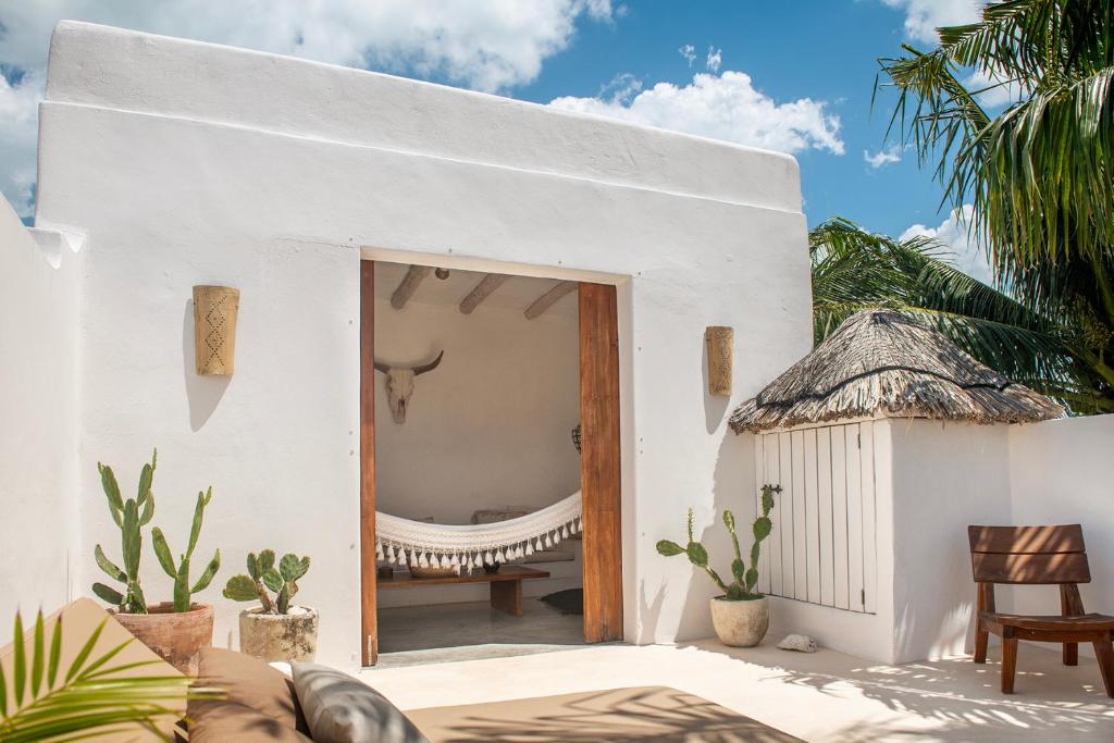 a white house with a tub inside of it at Holbox island Casa Impala in Holbox Island