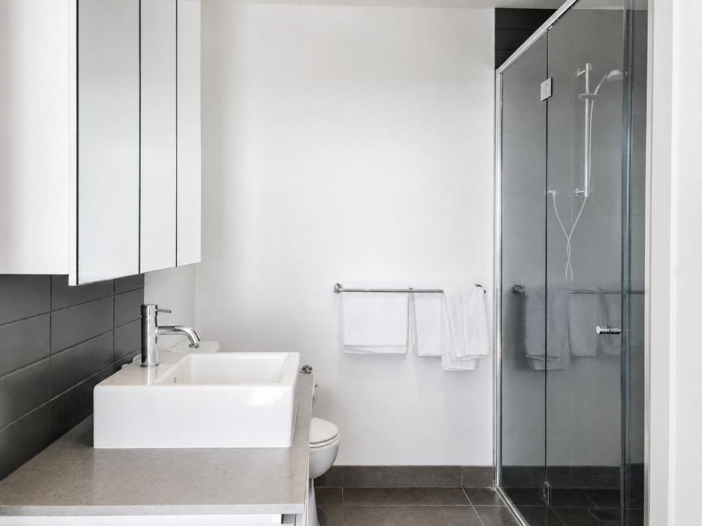 Travel Proud The Sebel Residences Melbourne Docklands Serviced Apartments - Ein Schlafzimmer Apartment Mit Einem Queensize-Bett