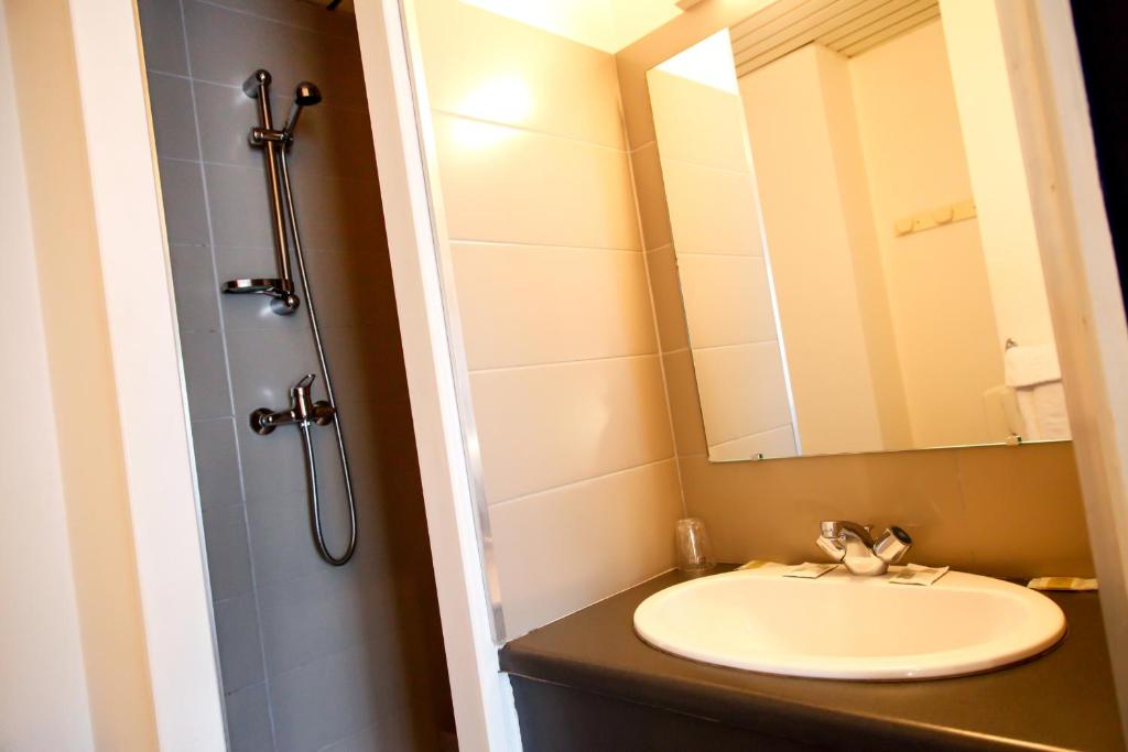 Koupelna v ubytování Logis REX HOTEL Lorient