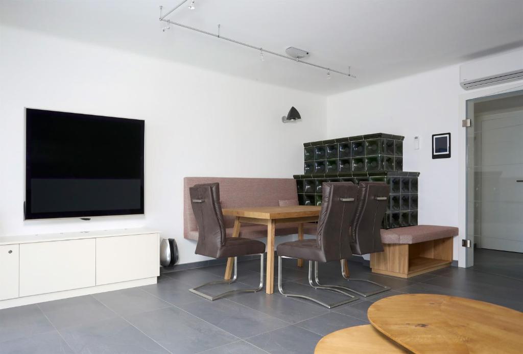 A television and/or entertainment centre at Appartementhaus Franz Samonig