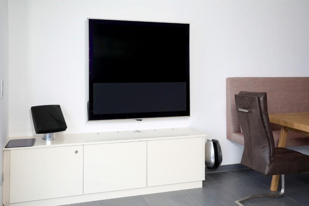 A television and/or entertainment centre at Appartementhaus Franz Samonig