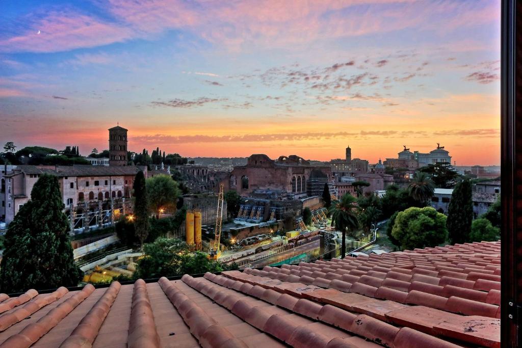 ローマにあるFori Imperiali Apartmentの夕日の建物の屋根からの眺め