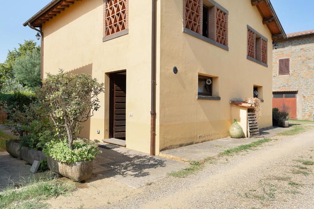 a house with a door and a tree in front of it at Agriturismo Tiberio in Penna