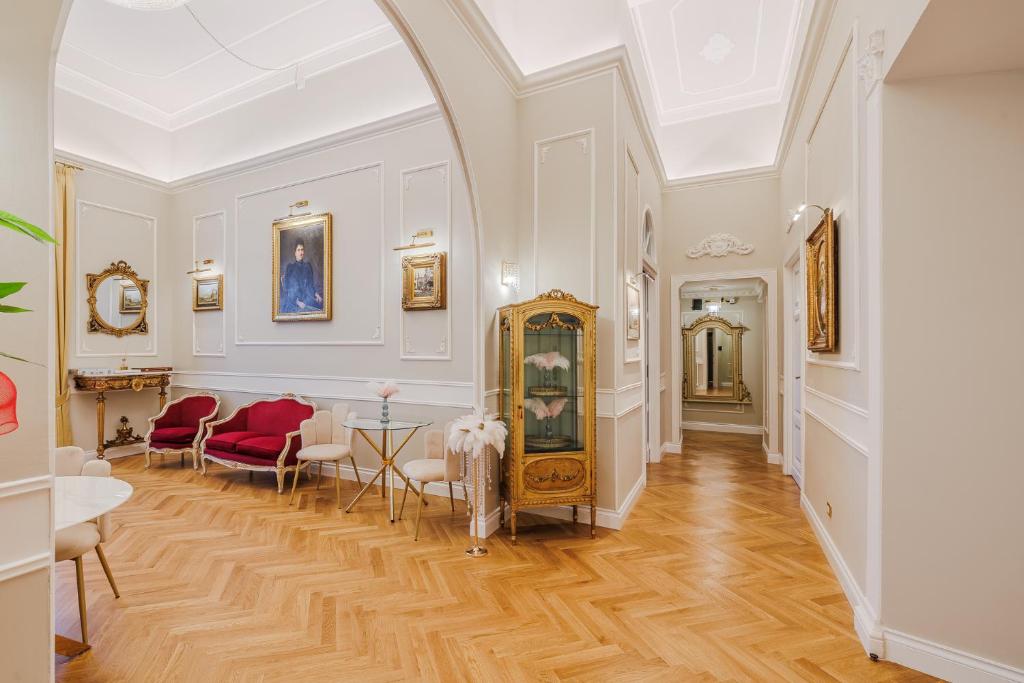 an arched hallway with a dining room and living room at Maison 31 - Unique Experience in Civitavecchia