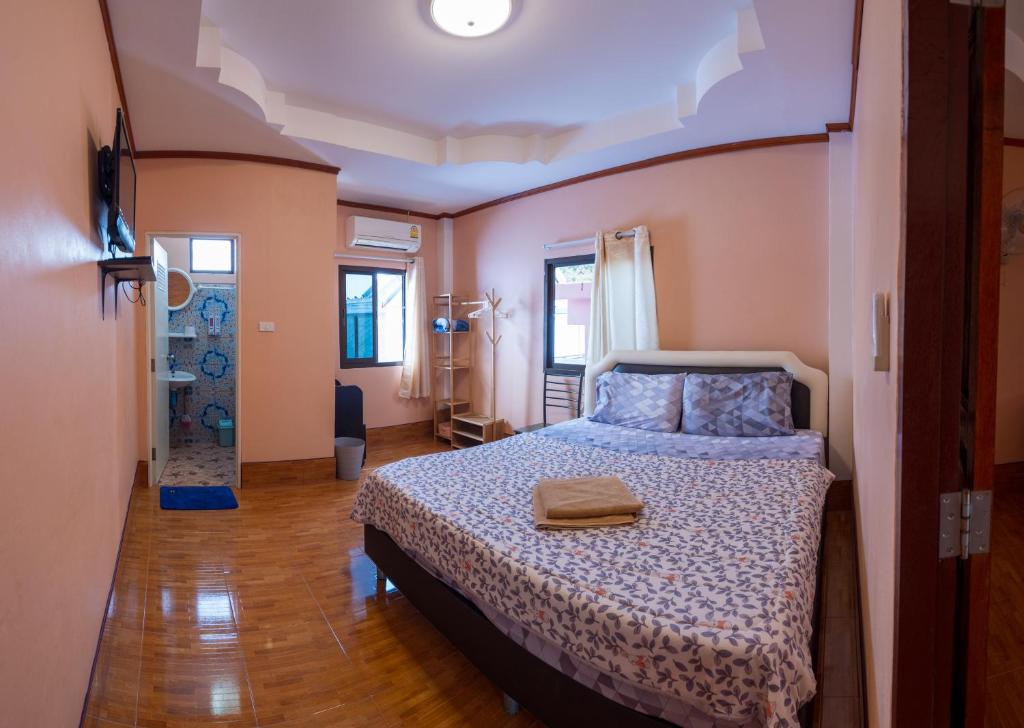 a bedroom with a bed in a room at Boonsong Guest House in Khao Tao