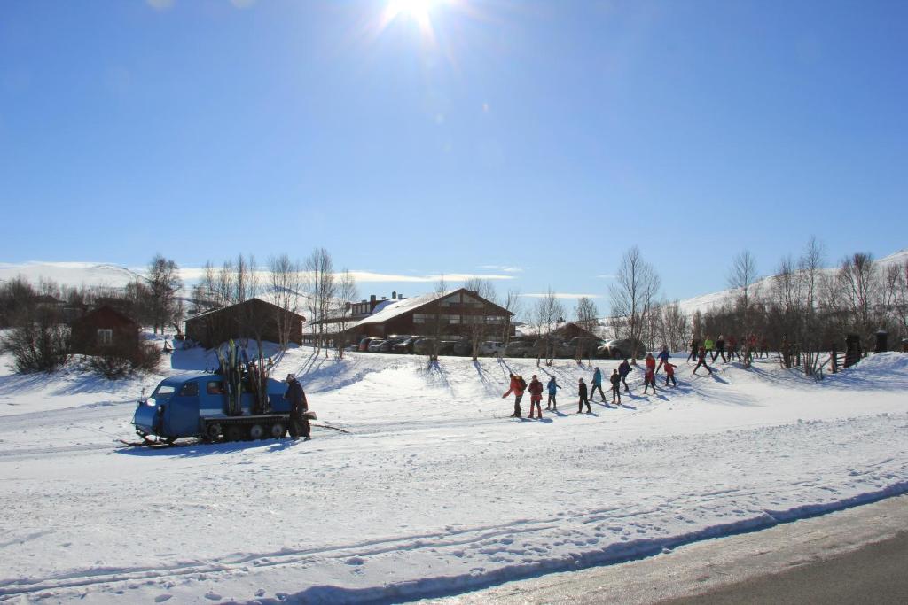 un gruppo di persone sugli sci nella neve di Høvringen Høgfjellshotell a Høvringen