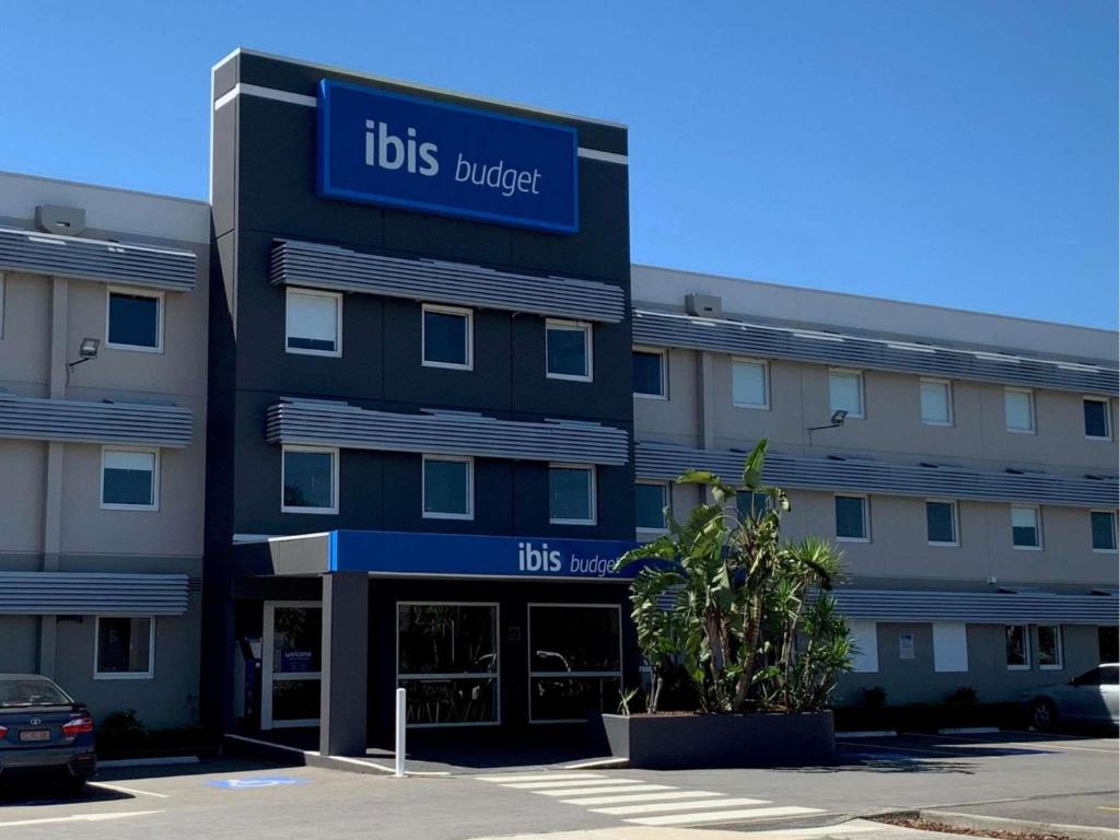 a building with aubs project sign on the front of it at ibis Budget - Gosford in Gosford