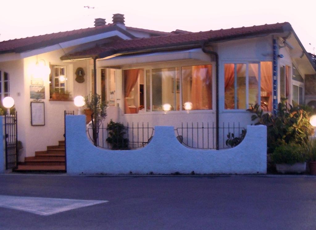 una piccola casa bianca con una scala di fronte di Locanda del Mar a Imperia