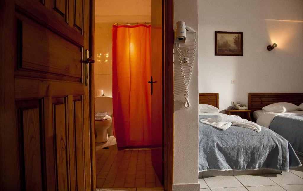 Postel nebo postele na pokoji v ubytování Filoxenia Hotel Monemvasia