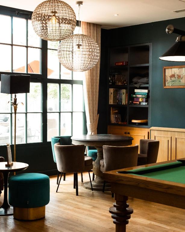 a room with a pool table and chairs at Mercure Rambouillet Relays Du Château in Rambouillet