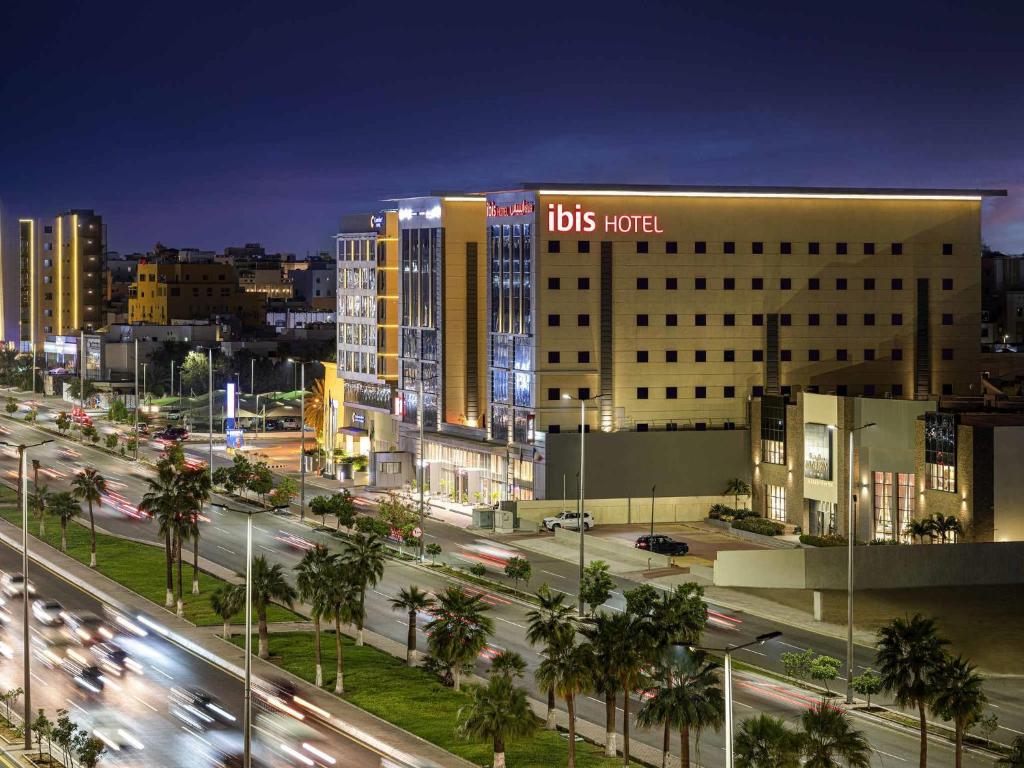 a city at night with traffic on a busy street at Ibis Jeddah Malik Road in Jeddah