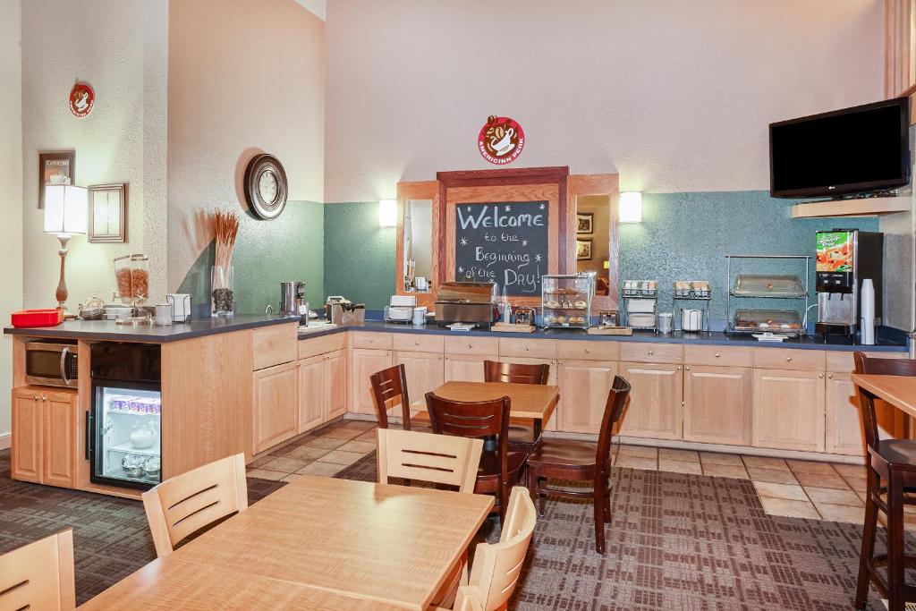 AmericInn by Wyndham Douglas/Saugatuck photo