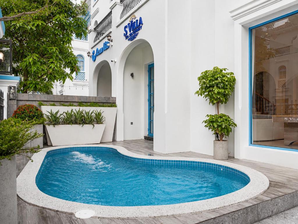 a swimming pool in front of a building at S Villa Ha Long - City Center, Near Beach - 6BR Private Villa with Pool, Jacuzzi, Sauna, Karaoke in Ha Long