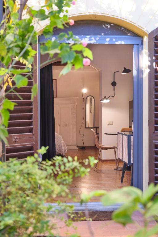 Enchanting Apartment with Patio, Lungarno Firenze
