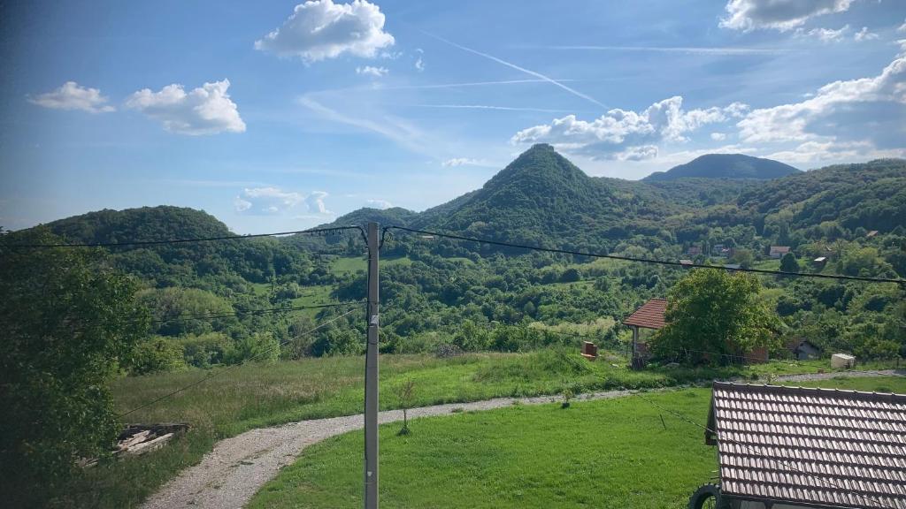 a view of a valley with mountains in the distance at Amor in Klake