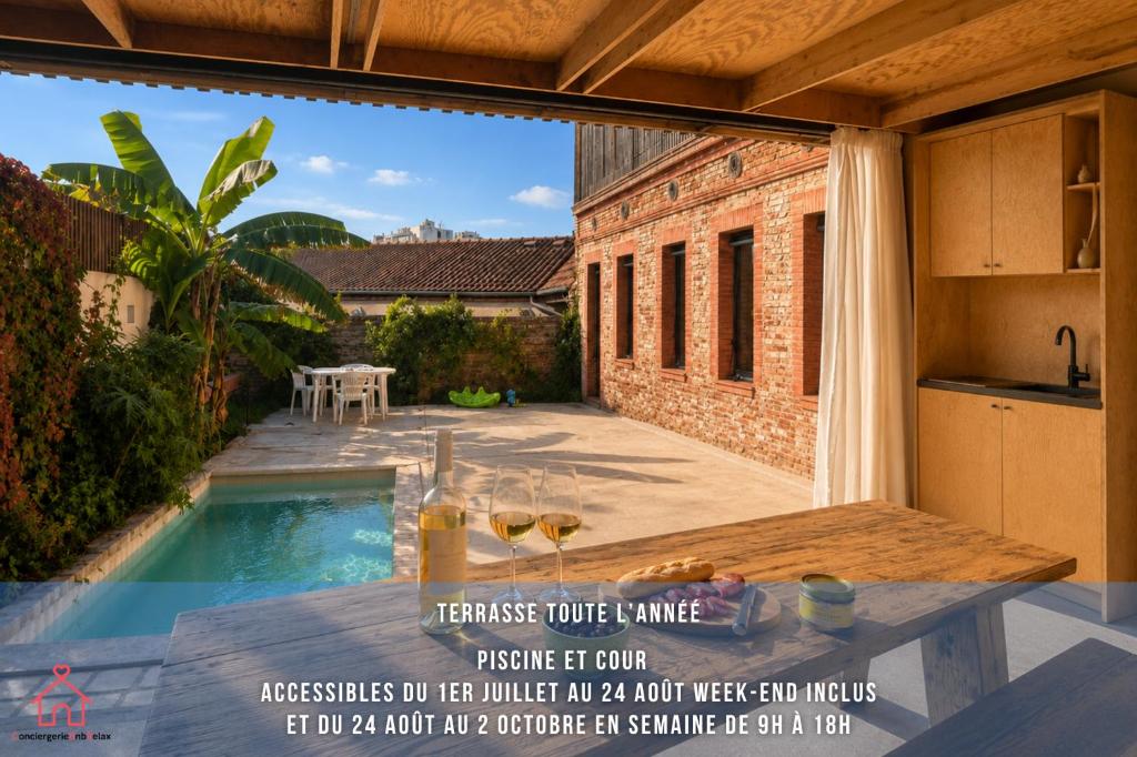 a view of a house with a swimming pool at " L'Atelier Signature " Piscine - Terrasse - Wifi in Toulouse