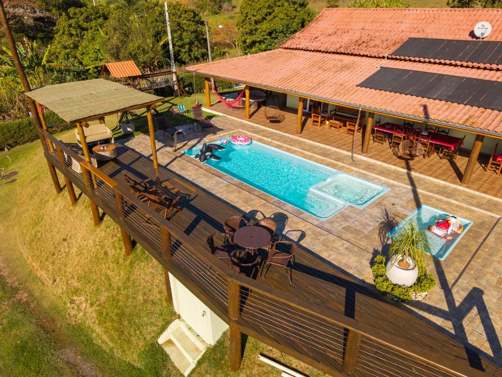 an overhead view of a house with a swimming pool at Chácara Pimenta Vermelha in Socorro