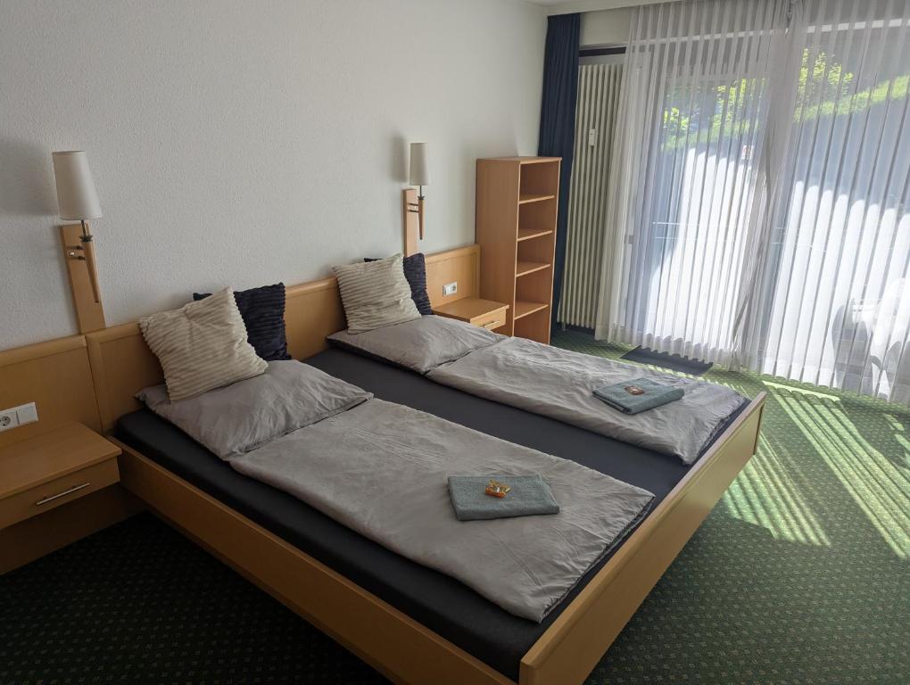 a bedroom with two beds with towels on them at Apartment 9, Zentrumsnah mit Pool und Balkon in Bad Essen