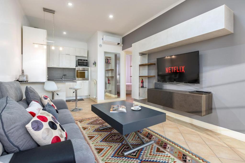 Ground Floor Patio near Vatican, 2 Bed 2 Bath