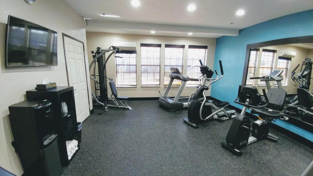 Fitness centrum a/nebo fitness zařízení v ubytování Hawthorn Suites Irving DFW South