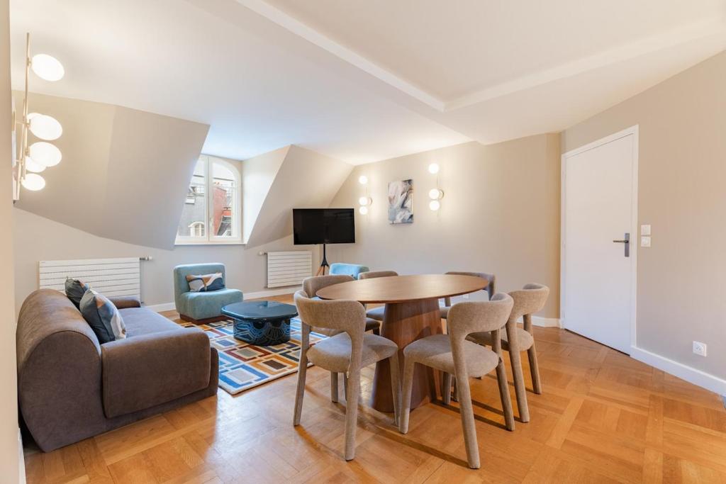 Grand appartement design sous les toits, Paris 16e