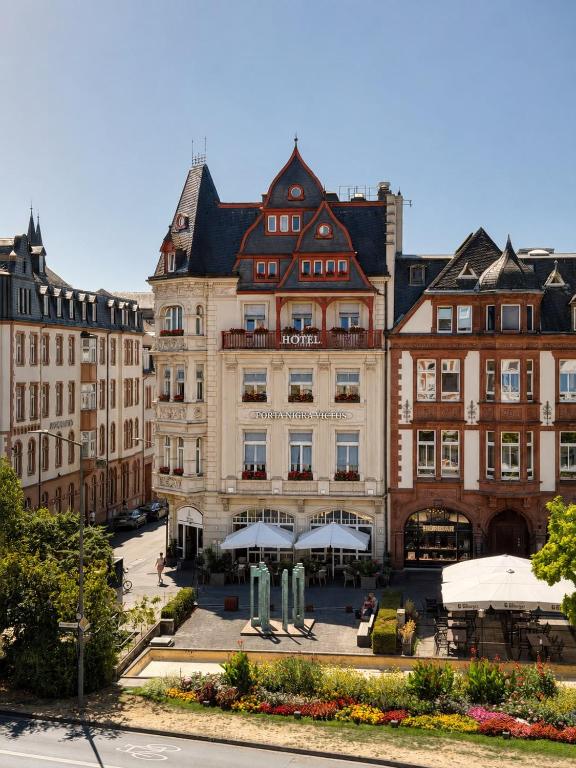 a building in the middle of a city at Hotel Porta Nigra VICTUS in Trier