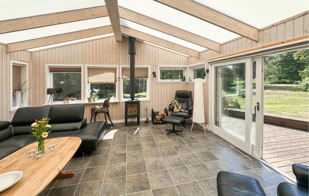 a living room with couches and a wooden ceiling at 2 Bedroom Nice Home In Stenlille in Stenlille