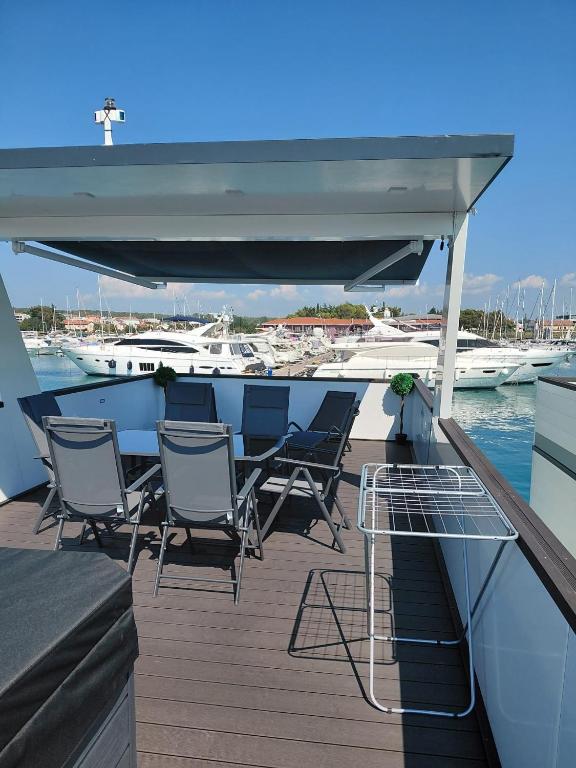 Black Pearl - Floating house