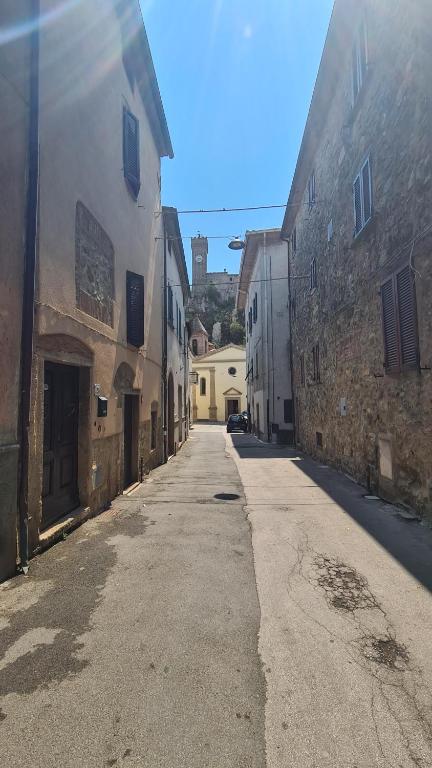 an empty street in an alley between two buildings at Casa Clelia e Aida in Roccatederighi