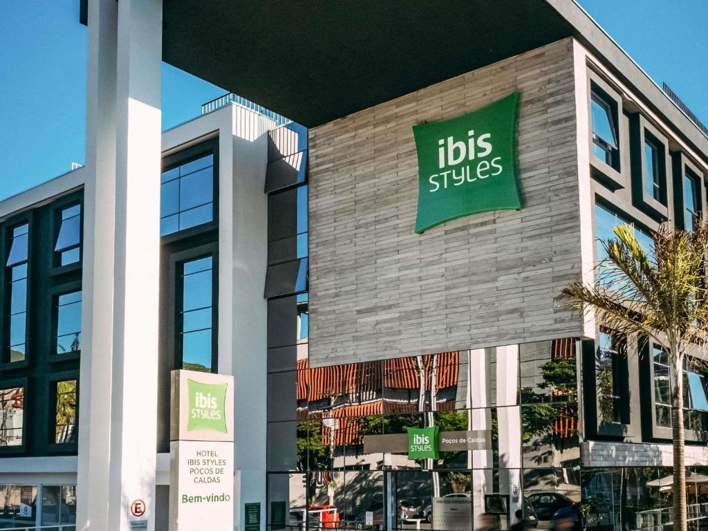 a building with a sign that reads its sticks at ibis Styles Poços de Caldas in Poços de Caldas