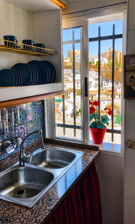 a kitchen with a sink and a window at Casa Hay que Vivir el Momento in Setenil