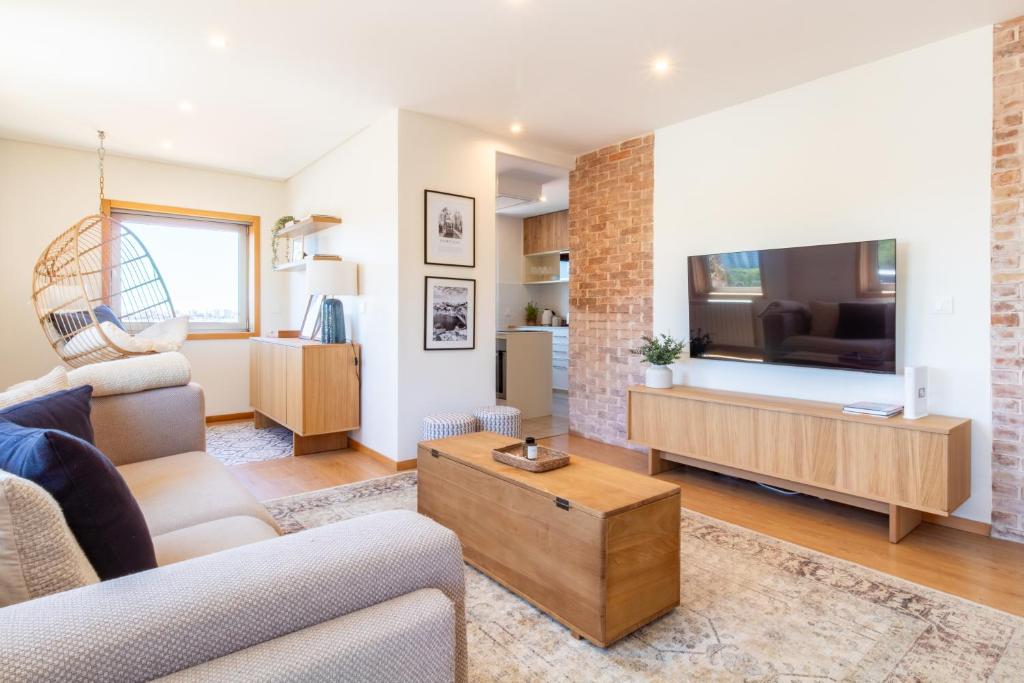 3BR w River views by Metro by LovelyStay