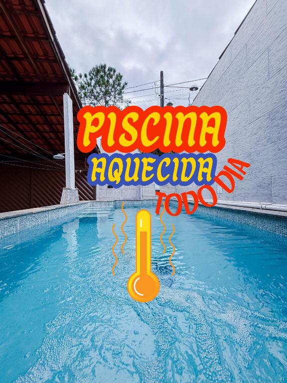 a swimming pool with a sign that reads rascandan hydrocarbon too at Casa Sossego Com Piscina Aquecida, Hidro e Cascata in Peruíbe