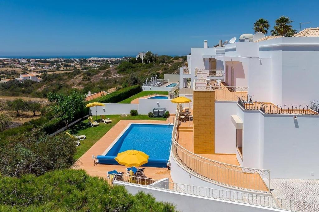 Villa Sleeps 8 with Pool and Parking