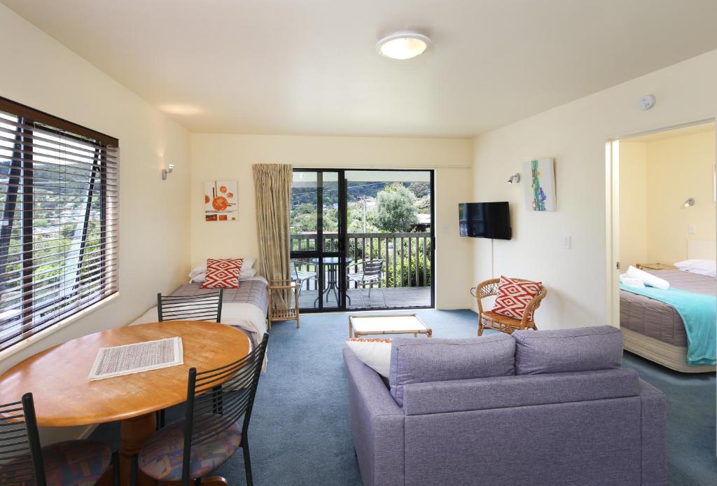 TV a/nebo společenská místnost v ubytování Waiheke Island Motel