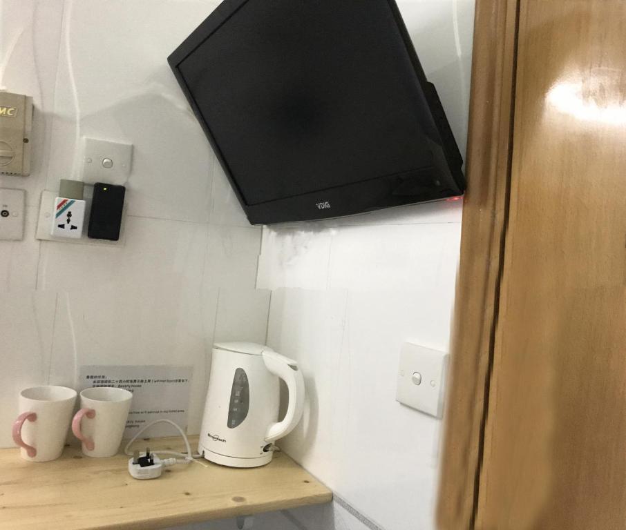 Příslušenství pro přípravu čaje a kávy v ubytování Beverly Guest House