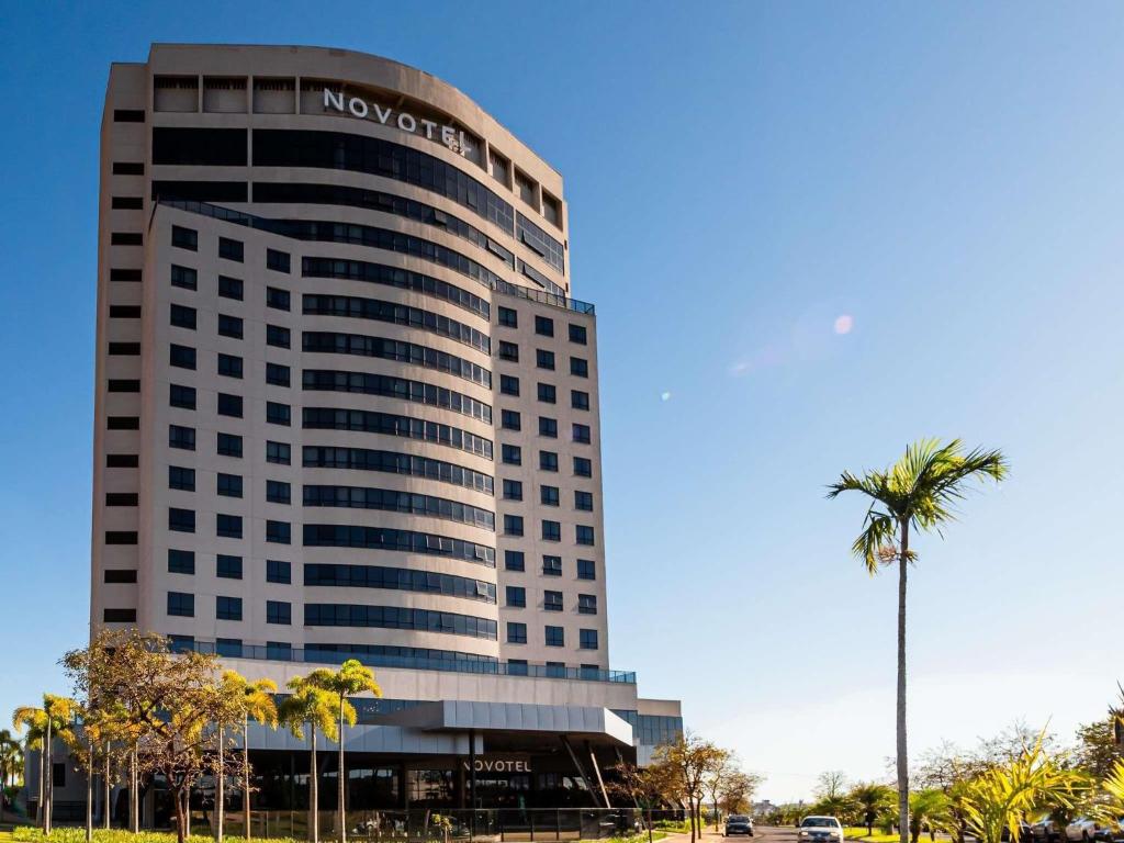 a building with a sign on the side of it at Novotel Uberlândia in Uberlândia
