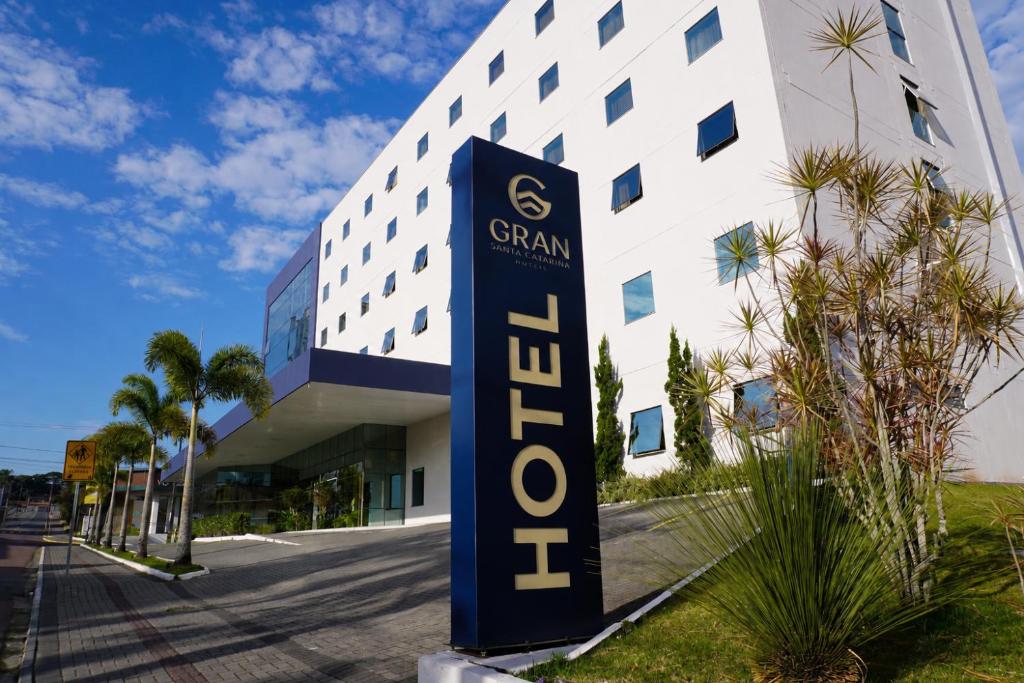 a hotel sign in front of a building at Hotel Gran Santa Catarina in Indaial