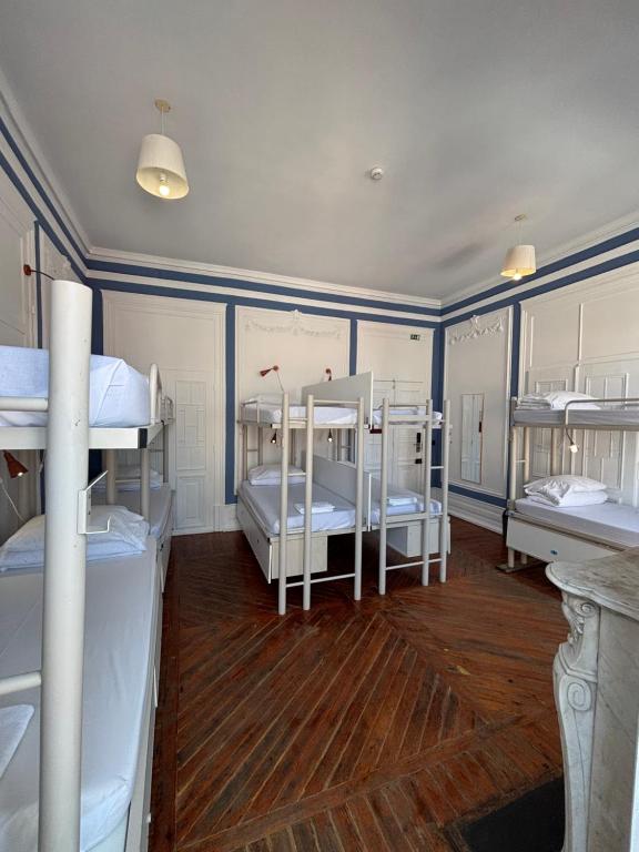 Safestay Lisbon Bairro Alto - 10人宿舍混合房间床位，带共用浴室