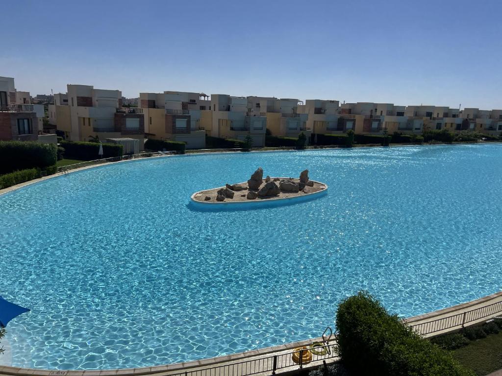 a large swimming pool with a fountain in the middle at Luxury Marassi Villa on Lagoon in El Alamein