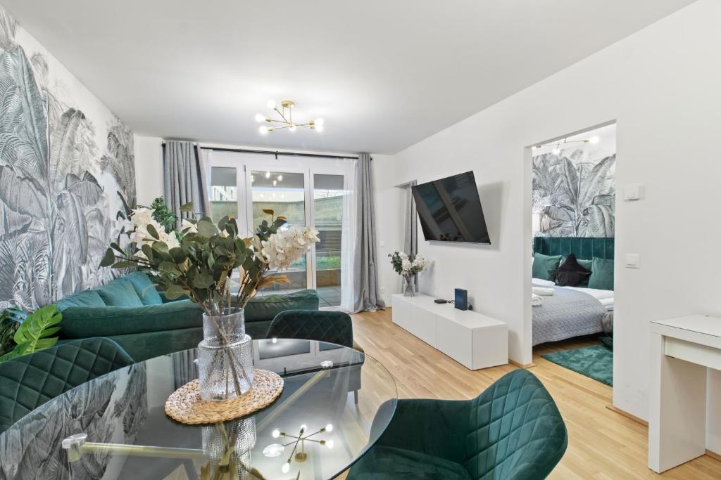 1BR I Balcony I Direct Train to Airport