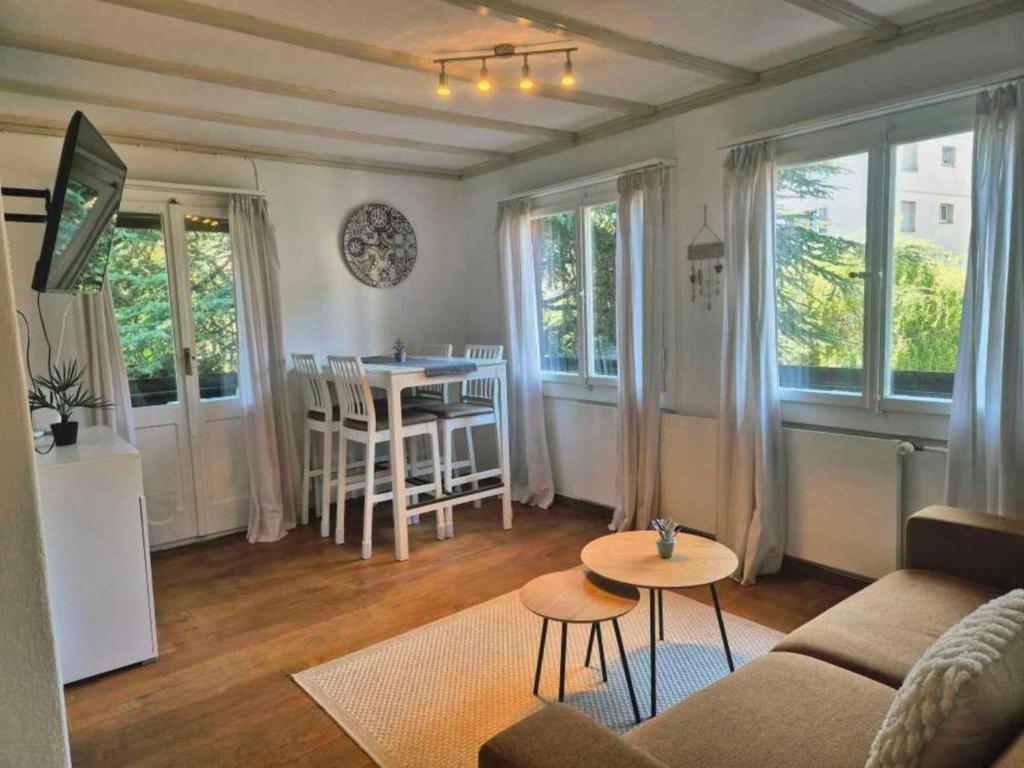 a living room with a couch and a table at Casa del Sole Apartments - Ruhig - Nähe Interlaken in Spiez
