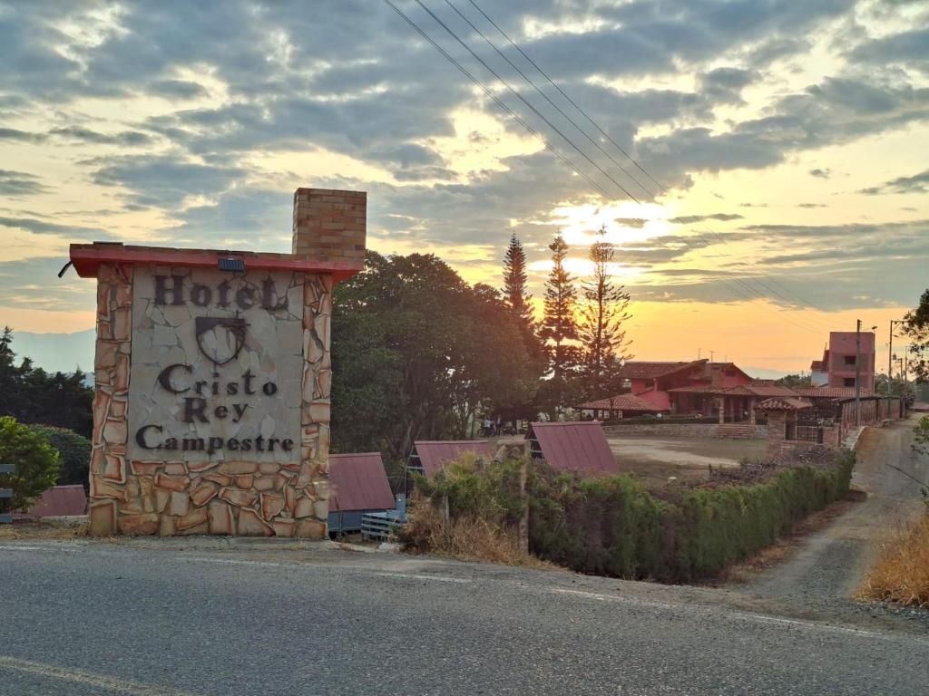 a sign for a hotel called a cubicle new campery at Hotel Cristo Rey Campestre in Los Santos