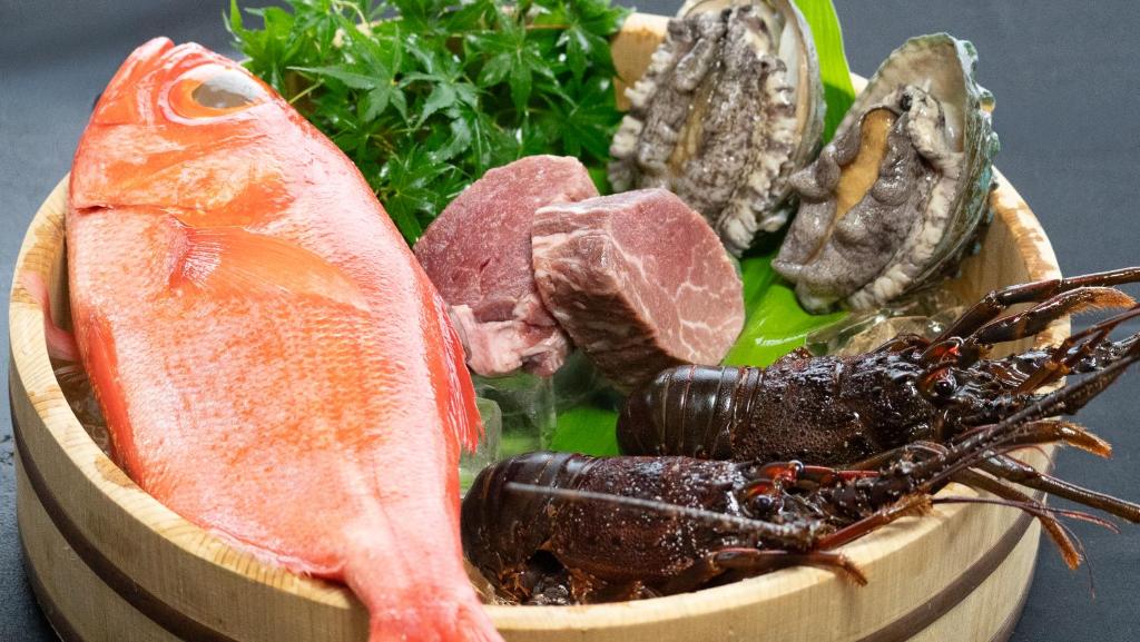a bowl of food with seafood and a fish at くつろぎと料理の御宿花さと -Hanasato- in Minamiizu