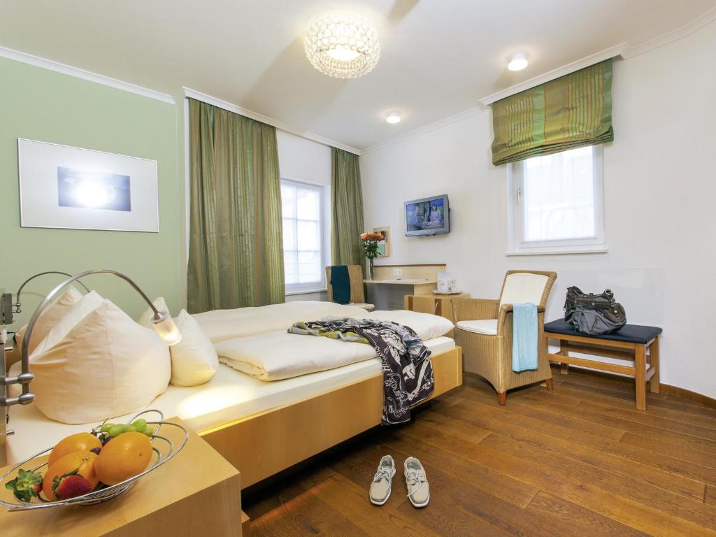 Postel nebo postele na pokoji v ubytování Hotel Münchner Hof und Blauer Turm