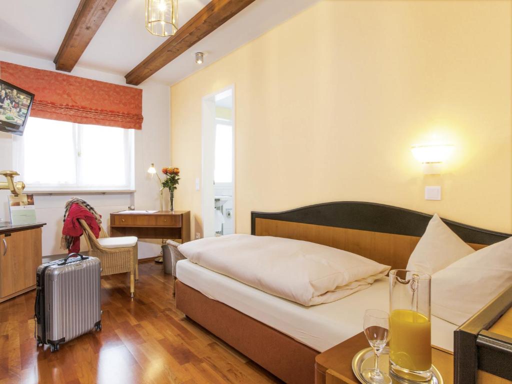 Postel nebo postele na pokoji v ubytování Hotel Münchner Hof und Blauer Turm
