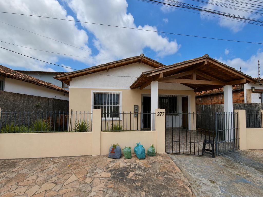 a house with a gate in front of it at Casa de praia Maçarico in Salinópolis