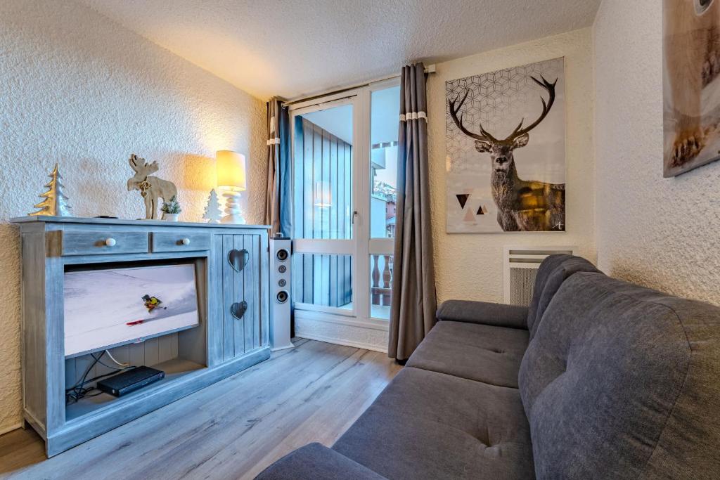 Slopeside Apt w Balcony & Views