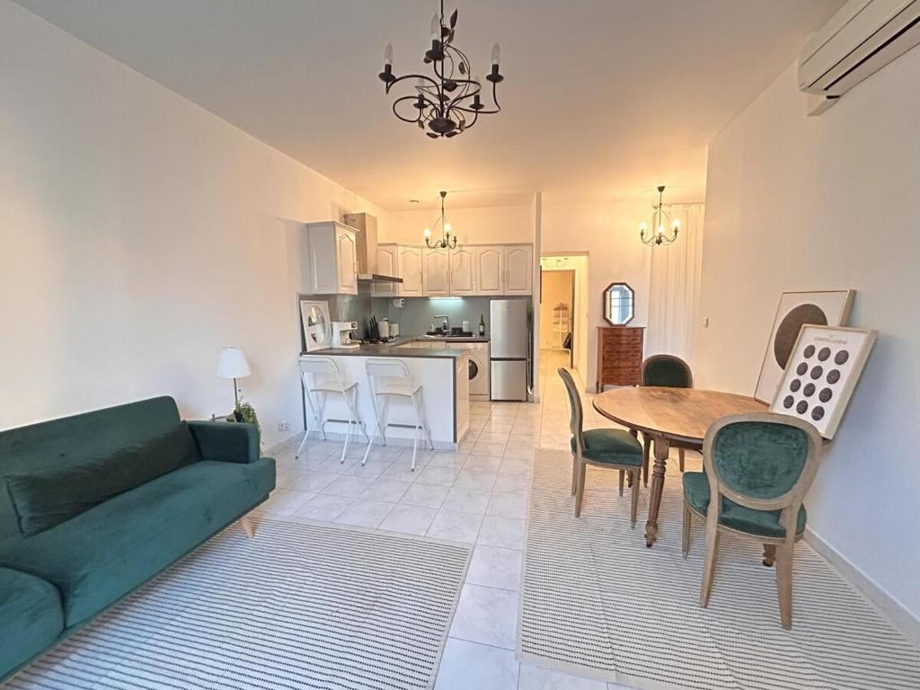 Omnia Charming 2 bed and AirCon in historic Frejus